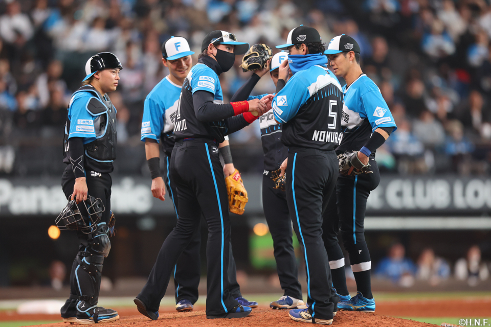 5回表、マウンドに集まる選手たち