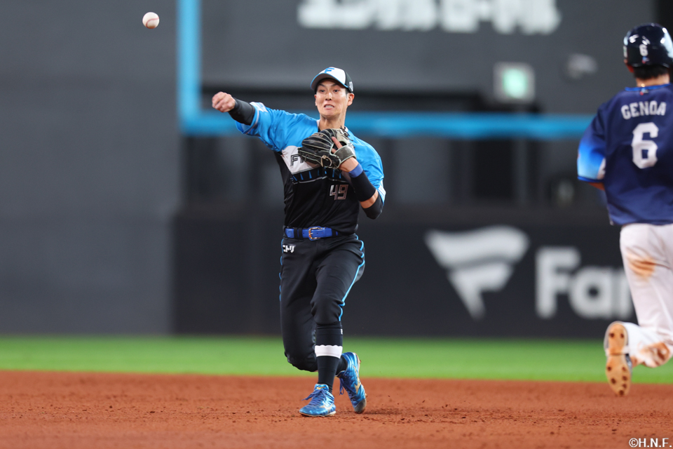 6回表、併殺を完成させる若林選手