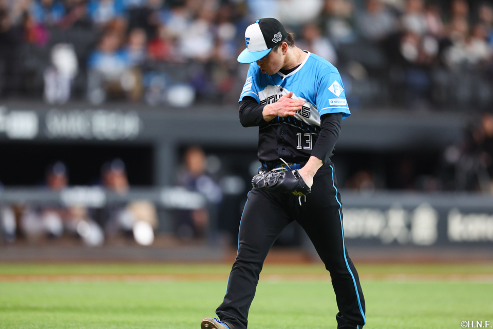 6回表を抑えた生田目投手01