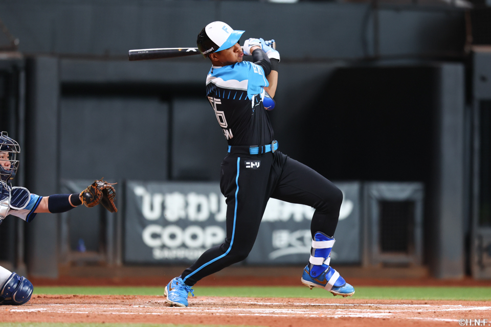 6回裏、センターへヒットを放つ万波選手01