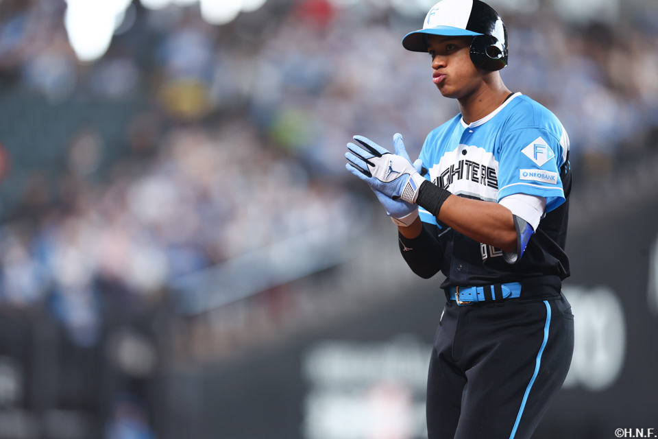 6回裏、センターへヒットを放つ万波選手02