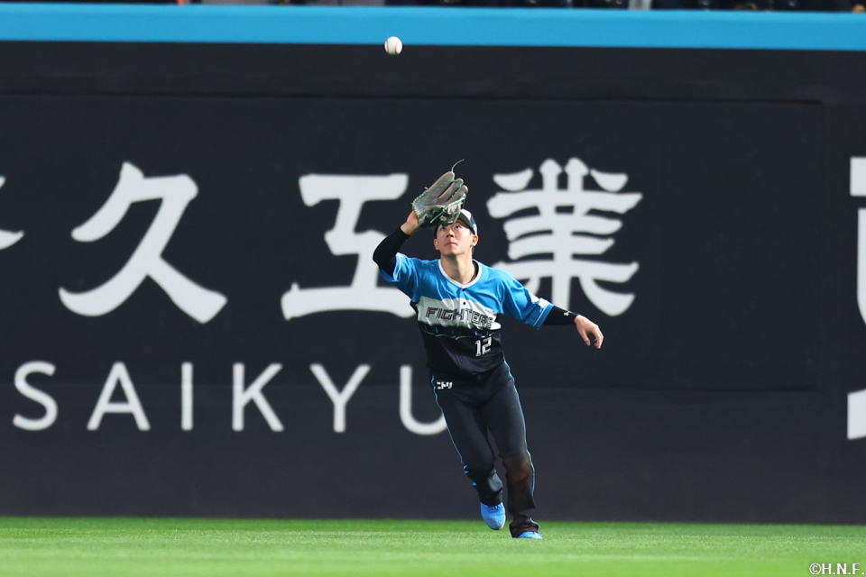 7回表、左飛を捕球する矢澤選手