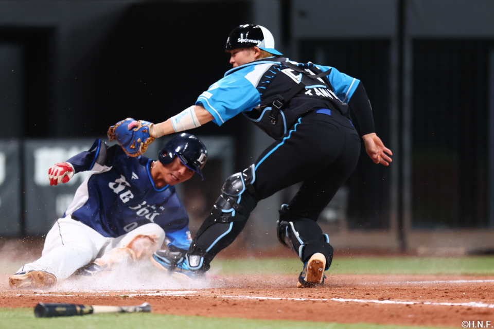 7回表、二塁走者をアウトにする田宮選手01