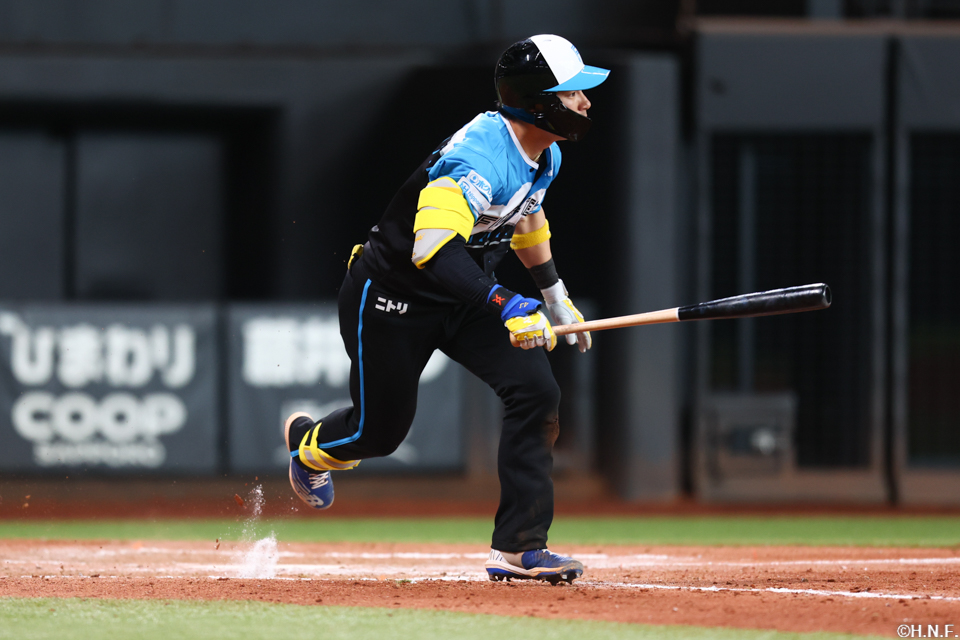 7回裏、センターへヒットを放つ水野選手01