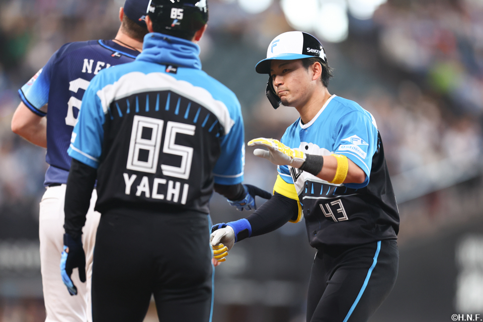 7回裏、センターへヒットを放つ水野選手02