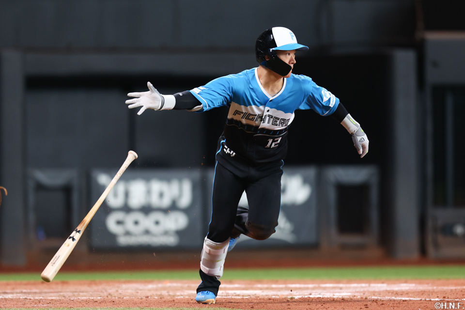 7回裏、センターへヒットを放つ矢澤選手01