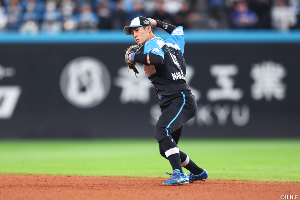 8回表、二ゴロをさばく若林選手