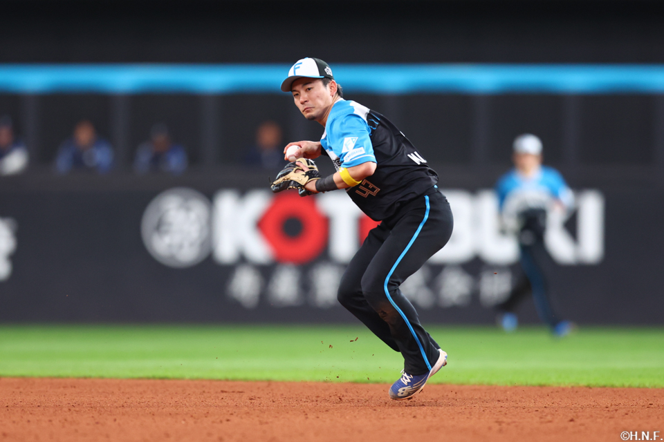 8回表、遊ゴロをさばく水野選手