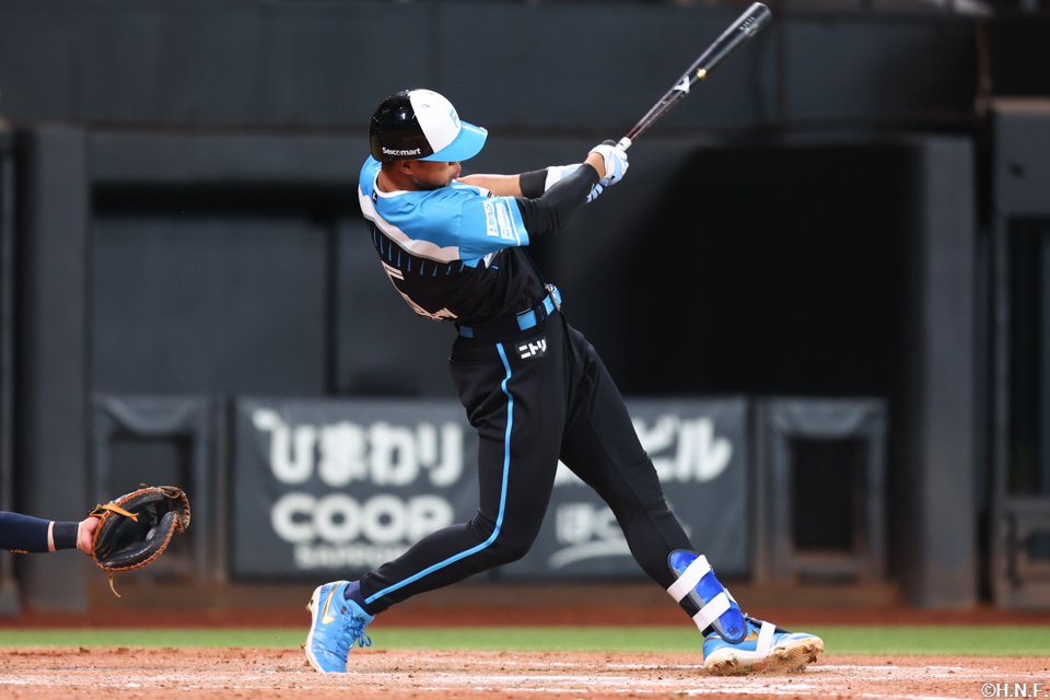 8回裏、レフトへヒットを放つ万波選手01