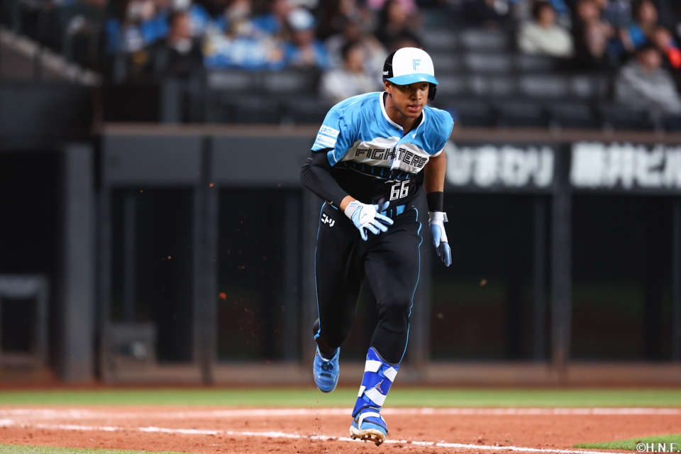 8回裏、レフトへヒットを放つ万波選手02