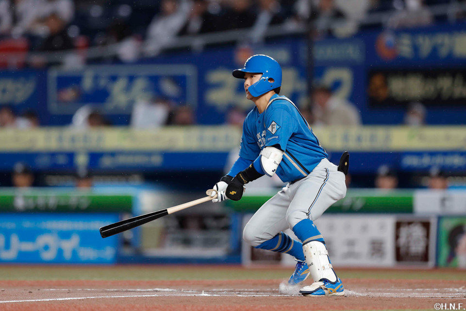 3回表、レフトへヒットを放つ奈良間選手