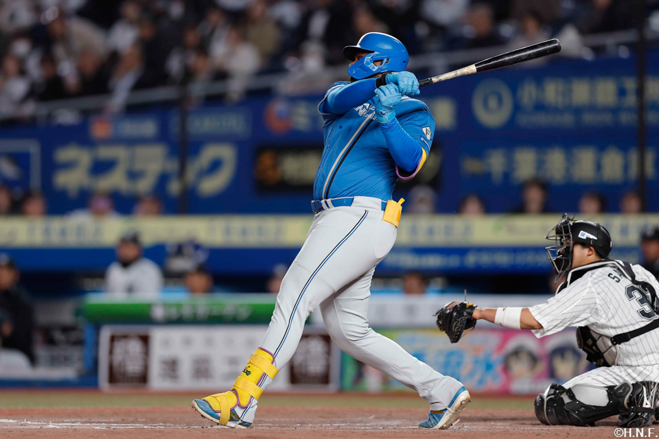 5回表、ライトへヒットを放つレイエス選手