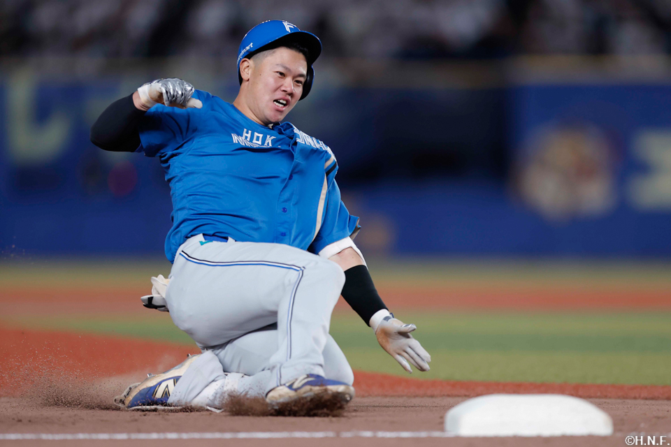 6回表、センターへ適時三塁打を放った吉田選手01 