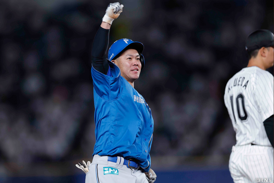 6回表、センターへ適時三塁打を放った吉田選手02