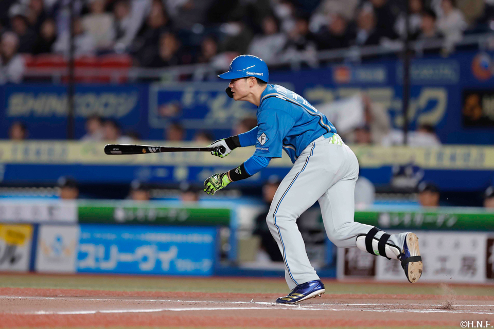 6回表、ライトへヒットを放つ清宮選手01