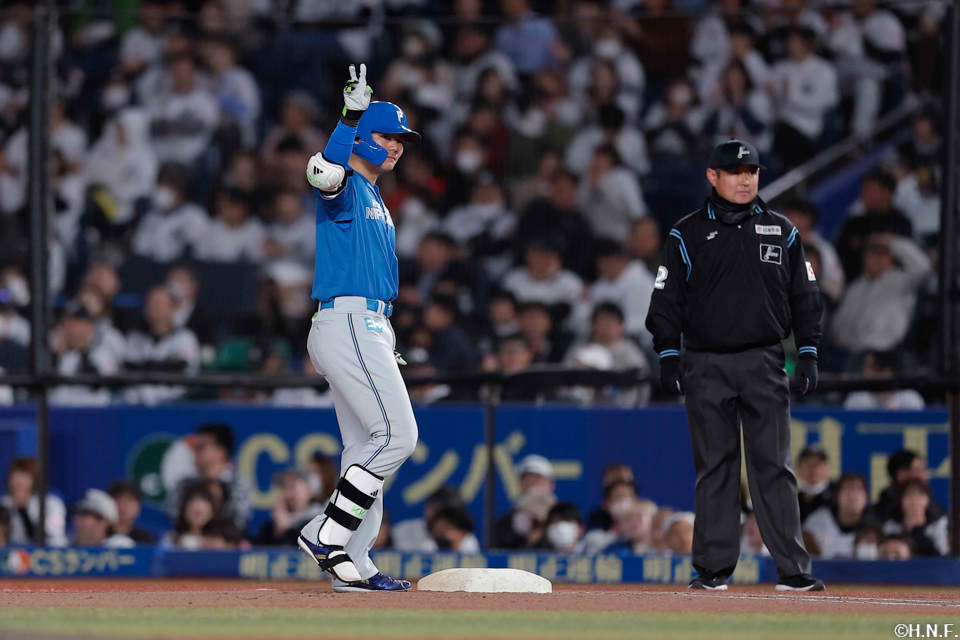 6回表、ライトへヒットを放つ清宮選手02