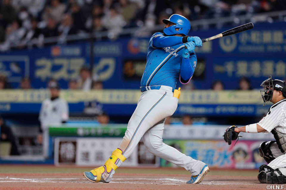 6回表、ライトへ適時打を放つレイエス選手01