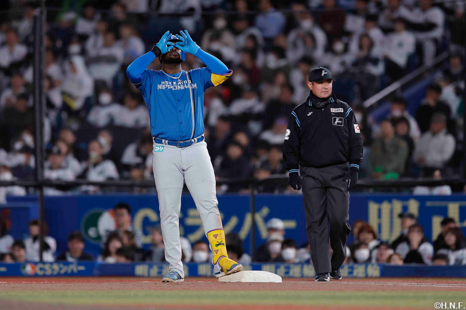 6回表、ライトへ適時打を放つレイエス選手02