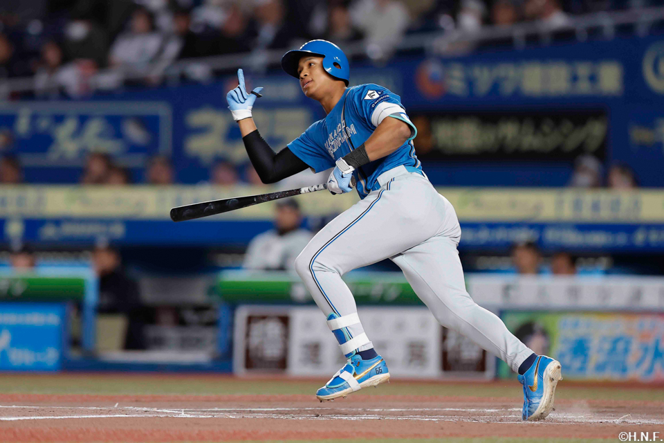 6回表、ライトへ同点の適時打を放つ万波選手
