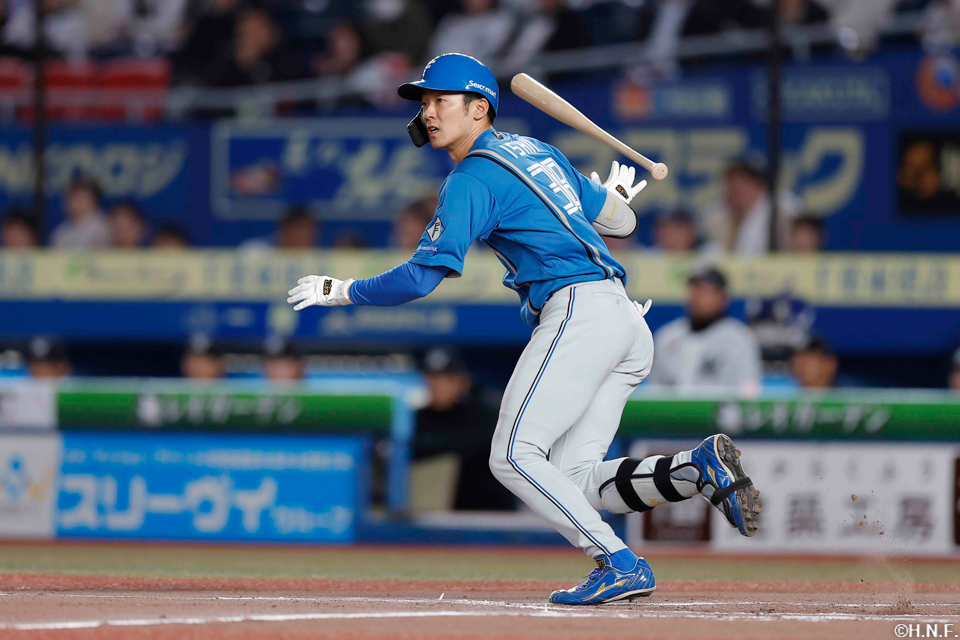 6回表、レフトへ勝ち越しの適時打を放つ石井選手