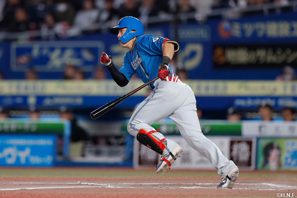 6回表、失策で出塁する野村選手