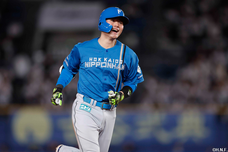 9回表、ライトへ本塁打を放つ清宮選手02