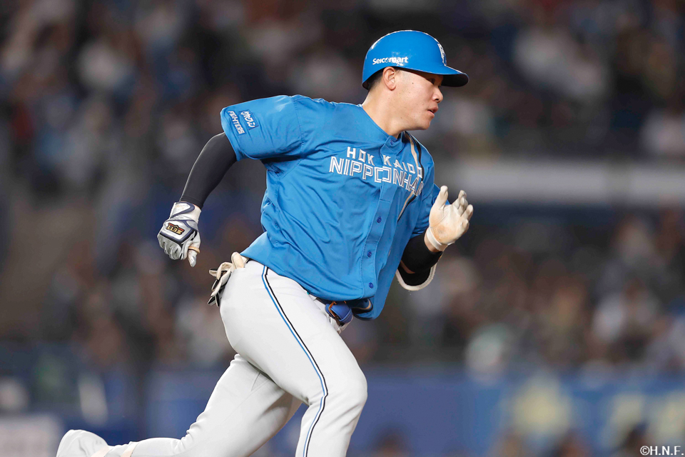 5回表、レフトへ二塁打を放つ吉田選手01