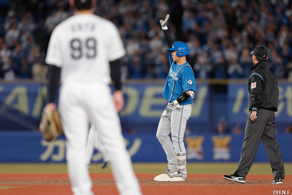 5回表、レフトへ二塁打を放つ吉田選手02