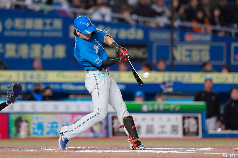 6回表、レフトへ二塁打を放つ野村選手