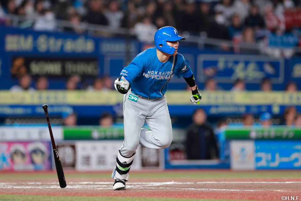 8回表、ライトへヒットを放つ清宮選手