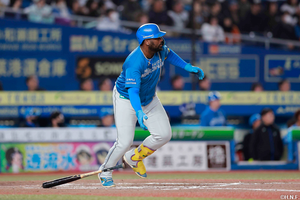 8回表、レフトへヒットを放つイエス選手