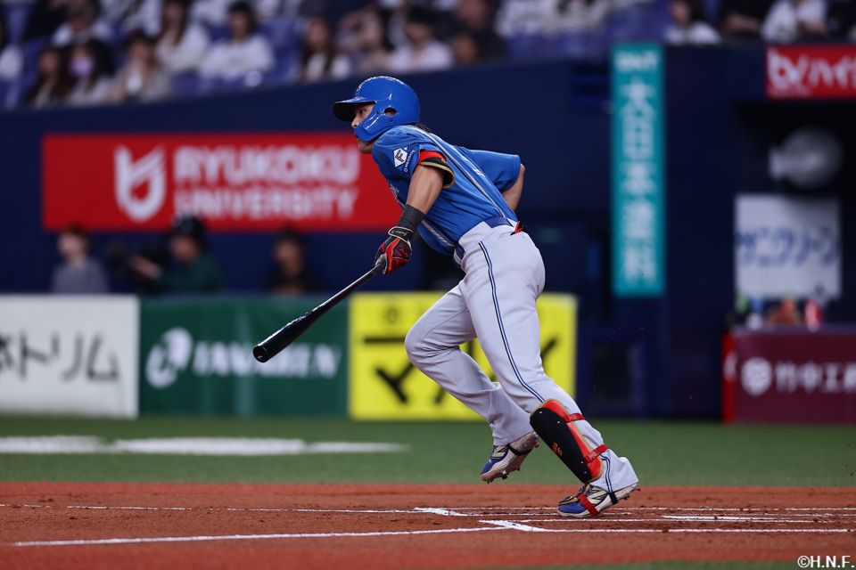 1回表、レフトへ先制の適時打を放つ野村選手