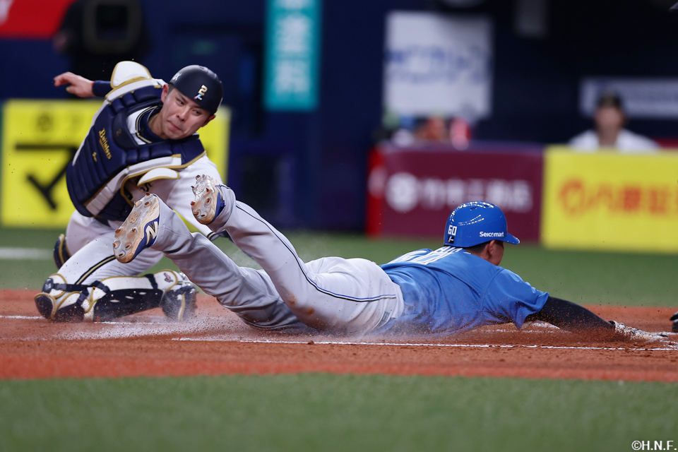 1回表、生還する吉田選手