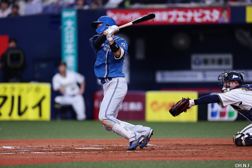 8回表、レフトへヒットを放つ山縣選手