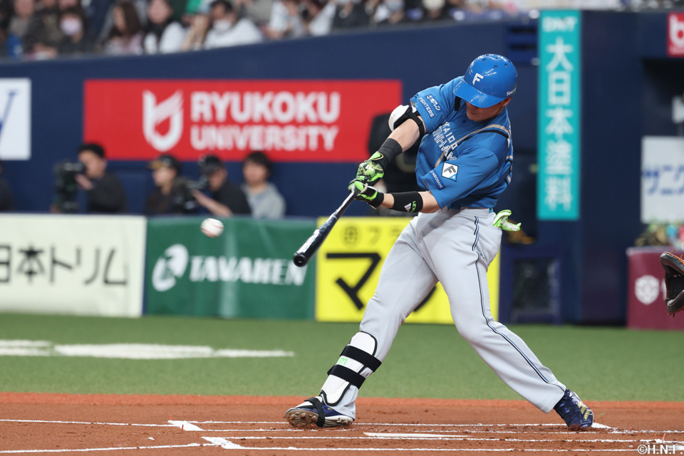 1回表、ライトへヒットを放つ清宮選手