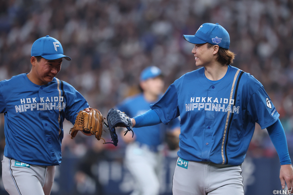 2回裏を抑えた山﨑福投手と山縣選手