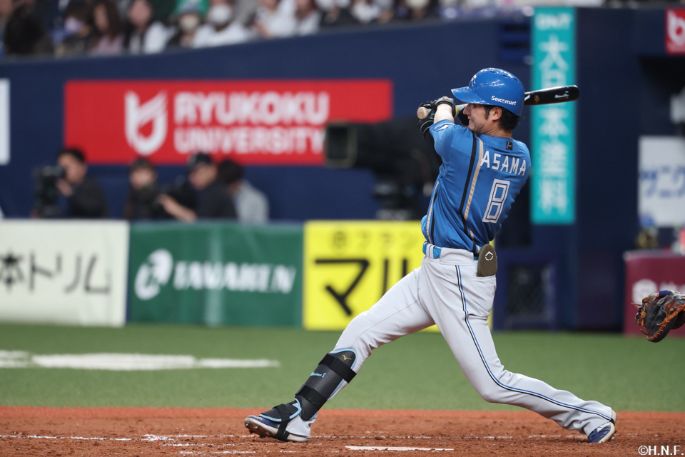 5回表、ライトへ同点の適時打を放つ淺間選手