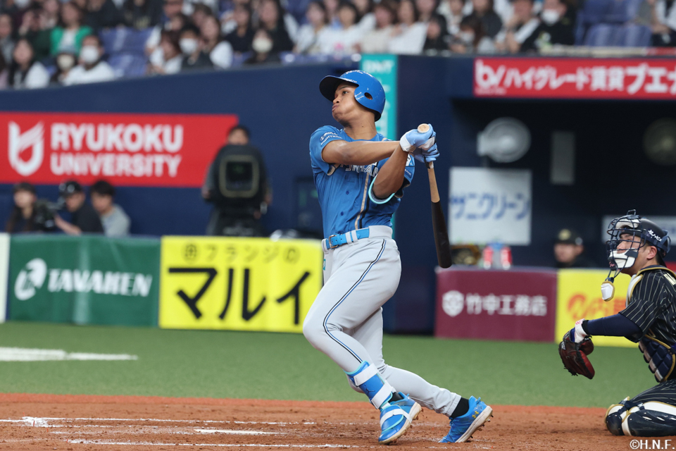 8回表、代打で勝ち越しの3ランを放つ万波選手01