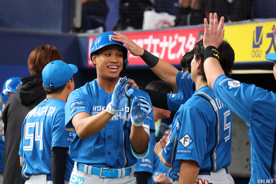 8回表、代打で勝ち越しの3ランを放つ万波選手02