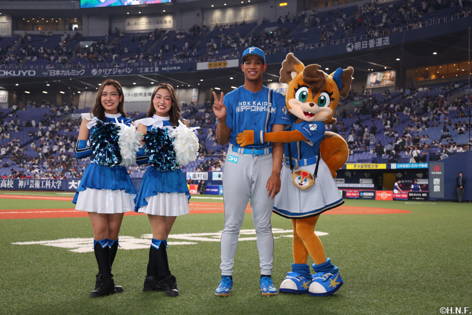 ヒーローの万波選手