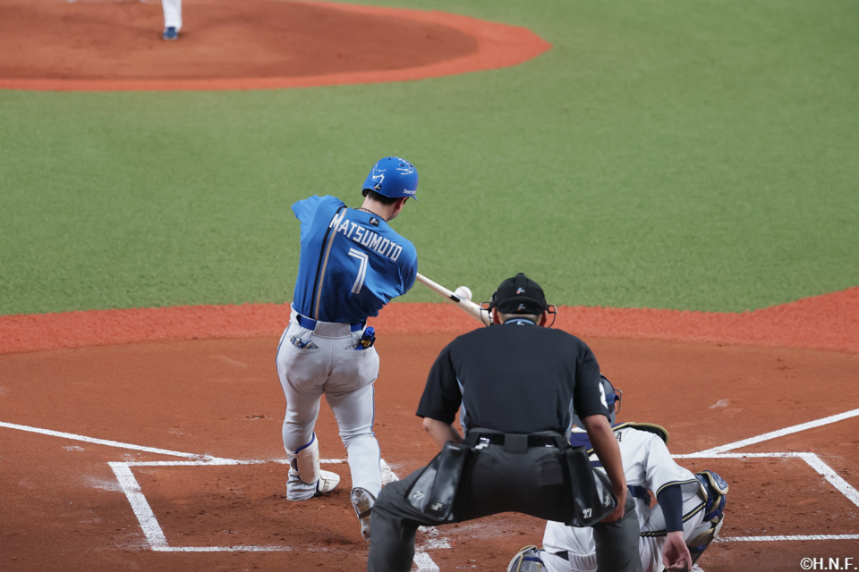 1回表、レフトへ二塁打を放つ松本剛選手01