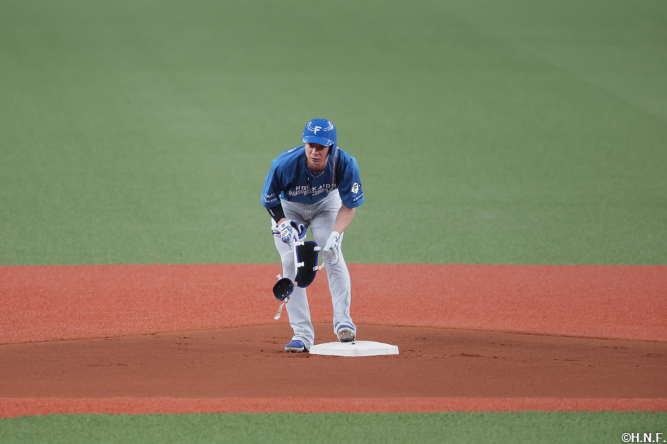 1回表、レフトへ二塁打を放つ松本選手02