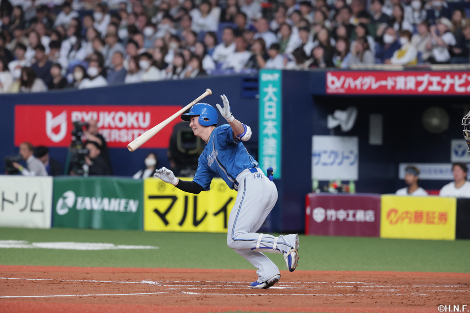 3回表、内野安打を放つ松本剛選手