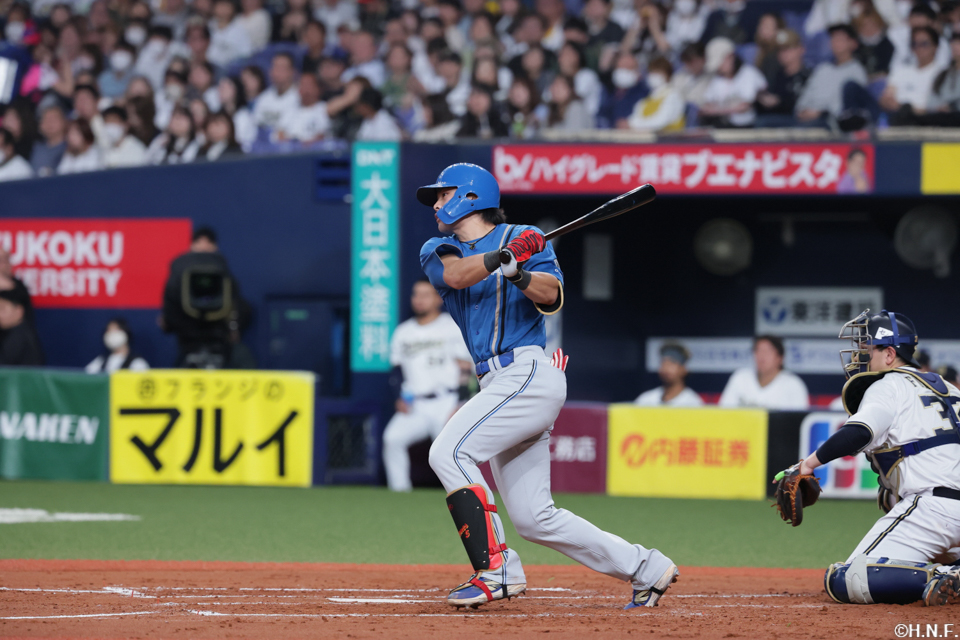 3回表、レフトへヒットを放つ野村選手