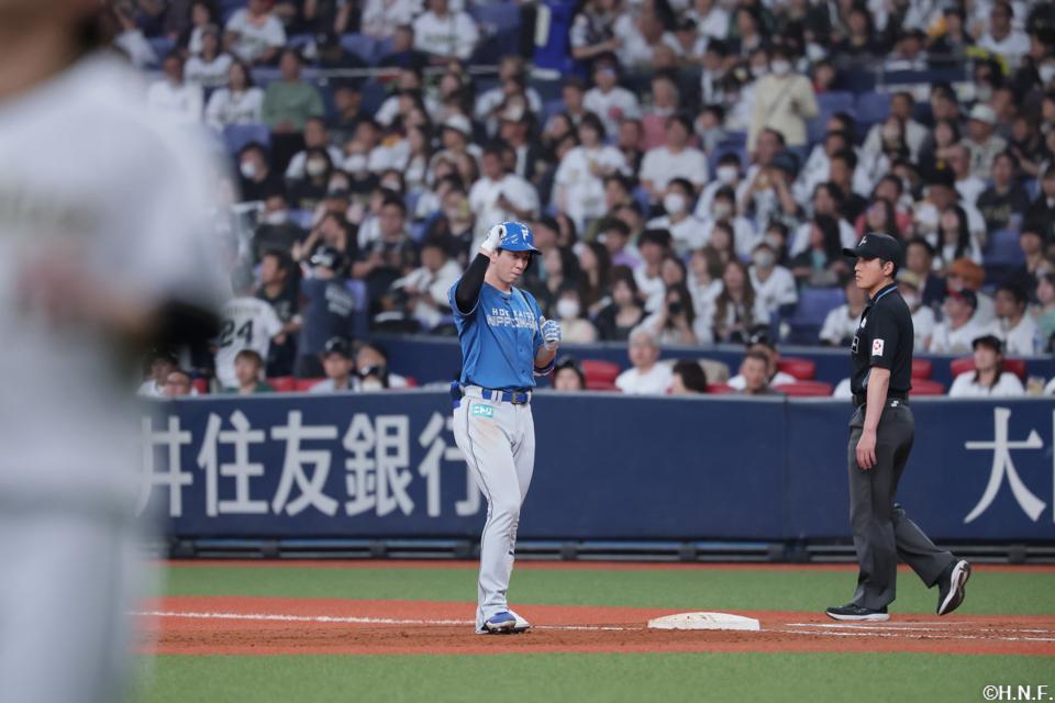 5回表、ライトへヒットを放った松本剛選手