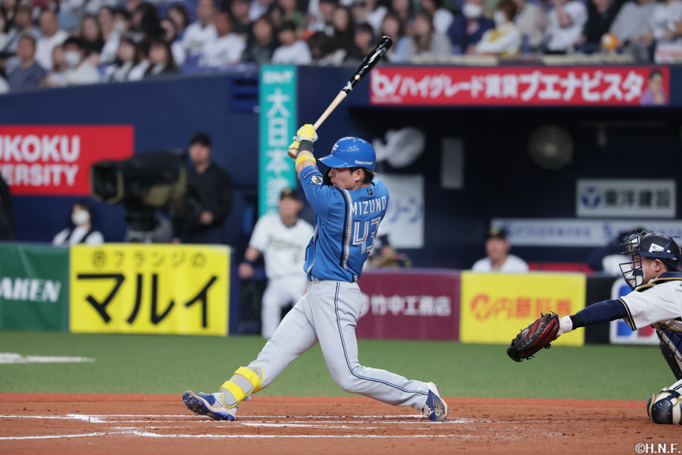 7回表、センターへ三塁打を放つ水野選手01