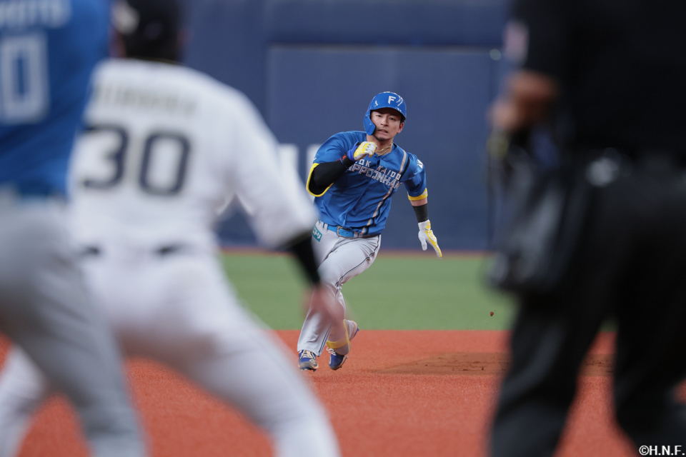 7回表、センターへ三塁打を放つ水野選手02