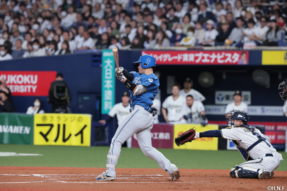 7回表、レフトへ先制の適時打を放つ吉田選手01