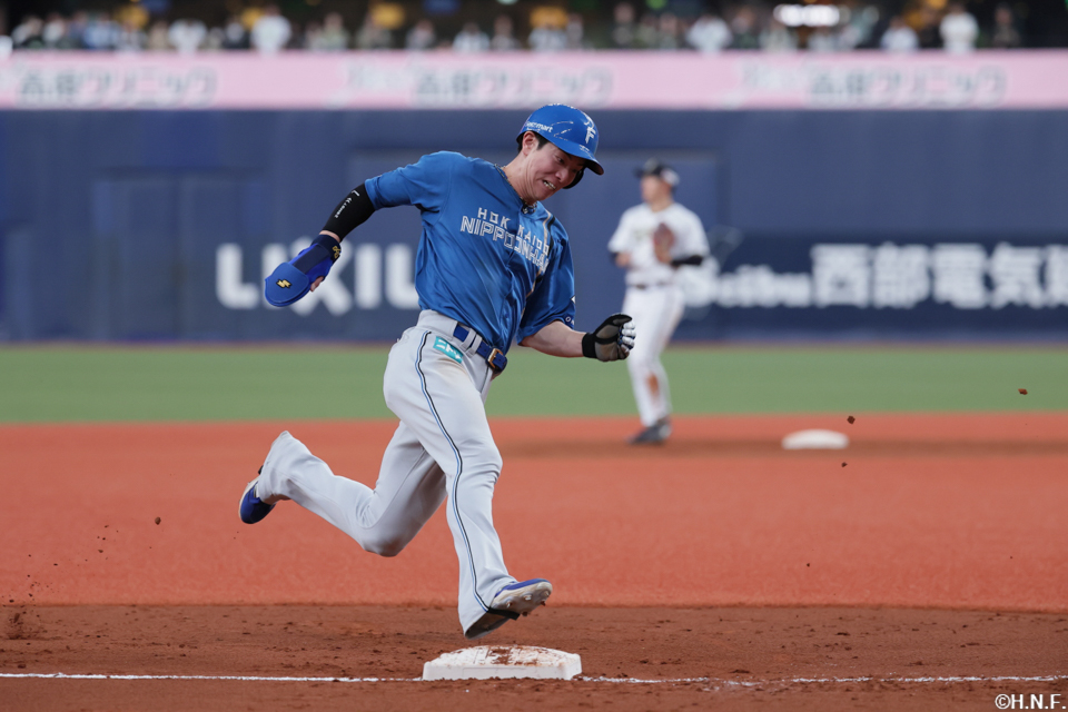 7回表、吉田選手のヒットで3塁に進む松本剛剛選手