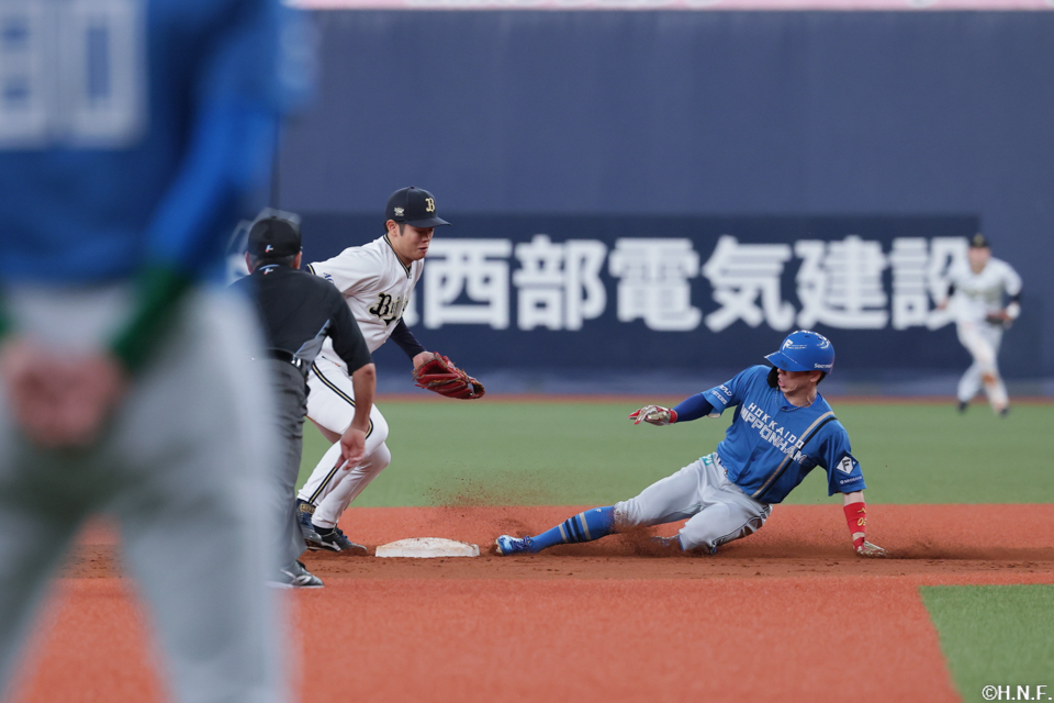 9回表、好走塁で三塁を狙う五十幡選手01